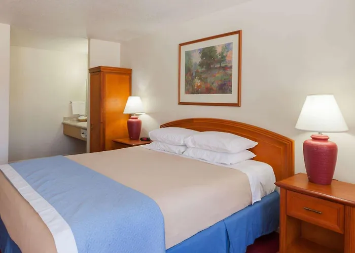 Castaic Hotels