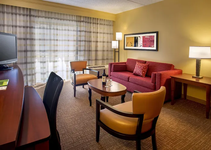 Courtyard By Marriott Norwalk Hotel