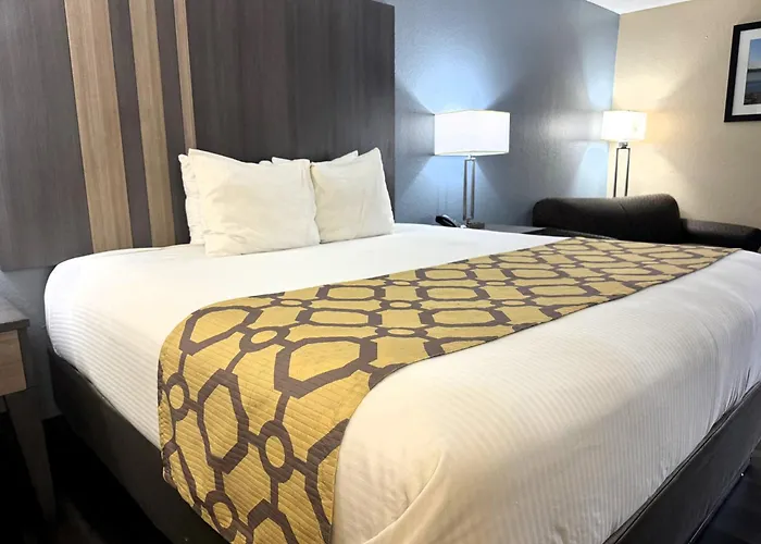 Baymont By Wyndham Tupelo Motel