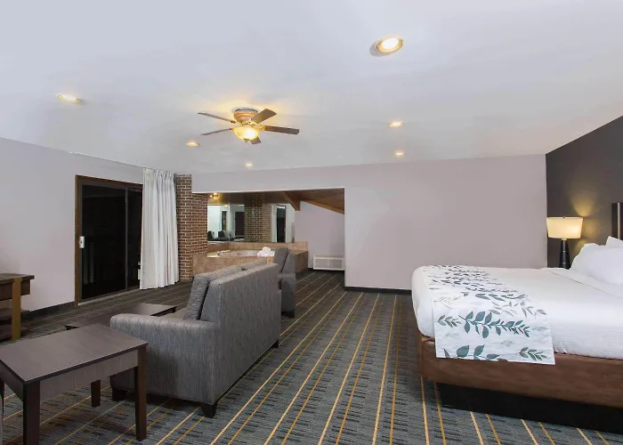 Baymont By Wyndham Lancaster Hotel