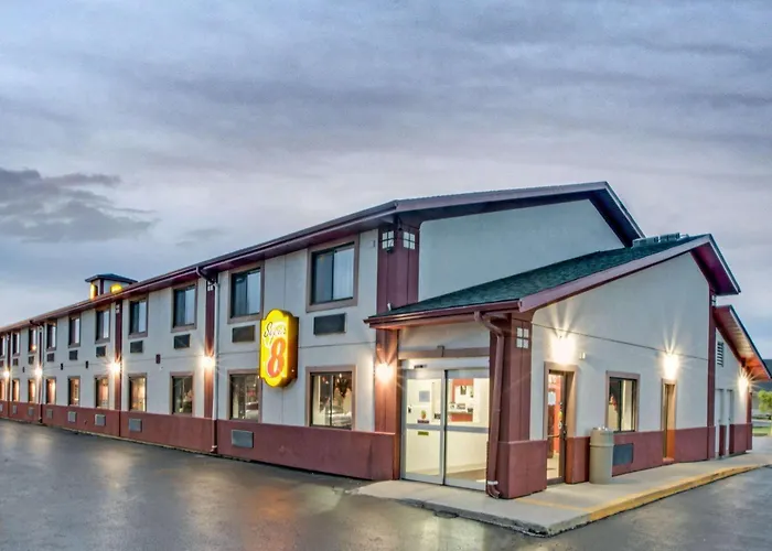 Super 8 By Wyndham Crystal Lake