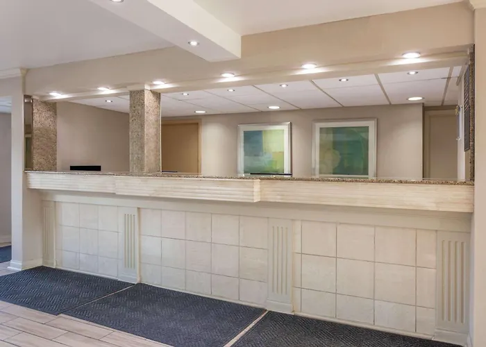 Roseville Hotels
