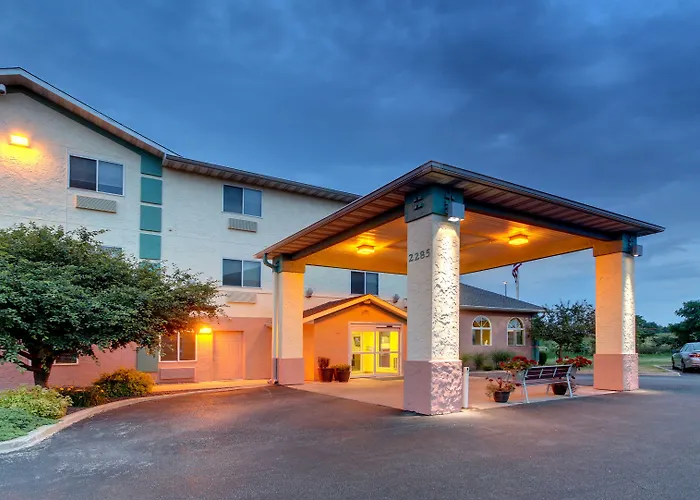 Baymont By Wyndham Galesburg Hotel