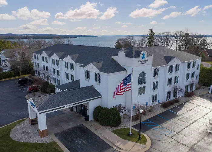 Charlevoix Inn & Suites Surestay Collection By Best Western