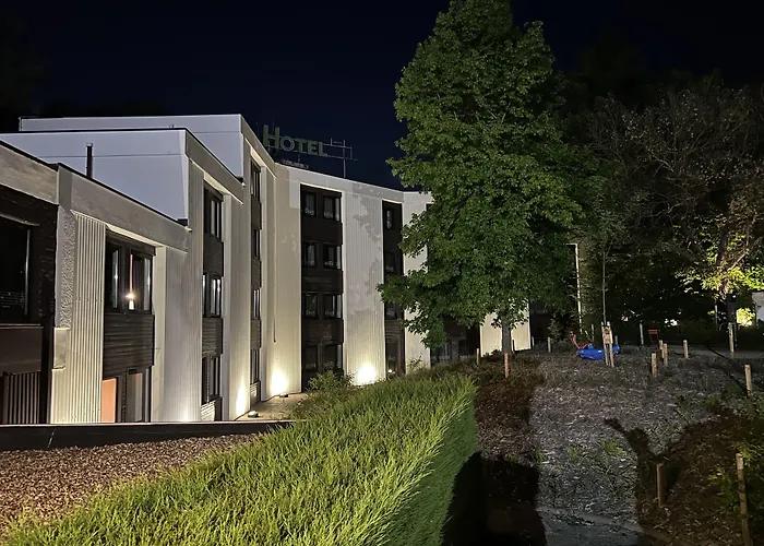 Neuville-en-Ferrain Hotels