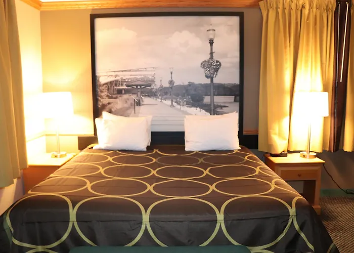 Super 8 By Wyndham Sheldon Hotel