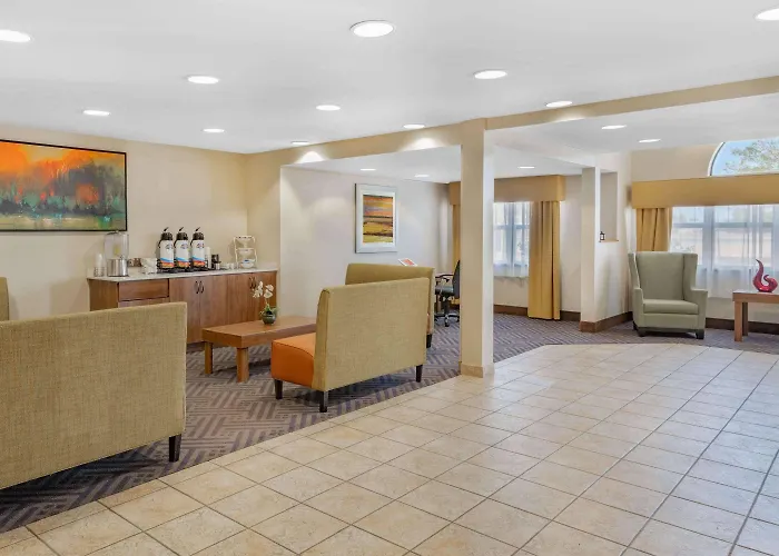 Baymont By Wyndham Farmington Hotel