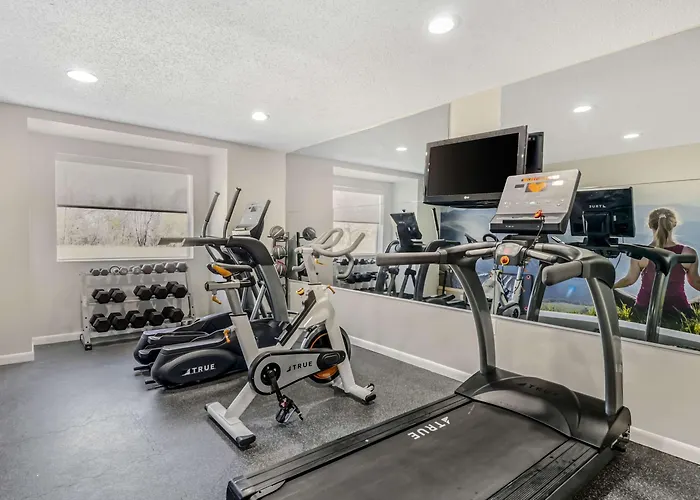 Clarion Pointe Staunton East Hotel