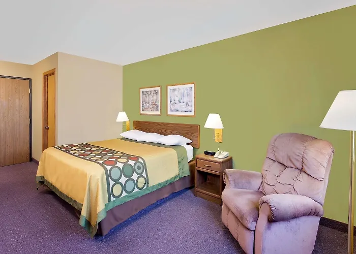 Dyersville Hotels