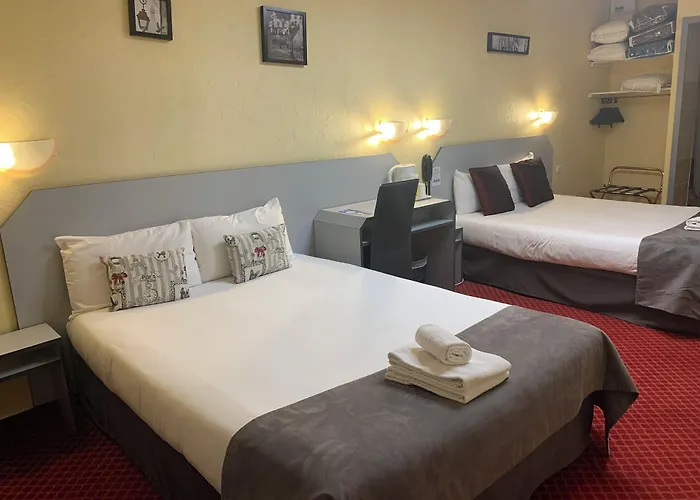Brit Hotel Bleu Nuit Saintes