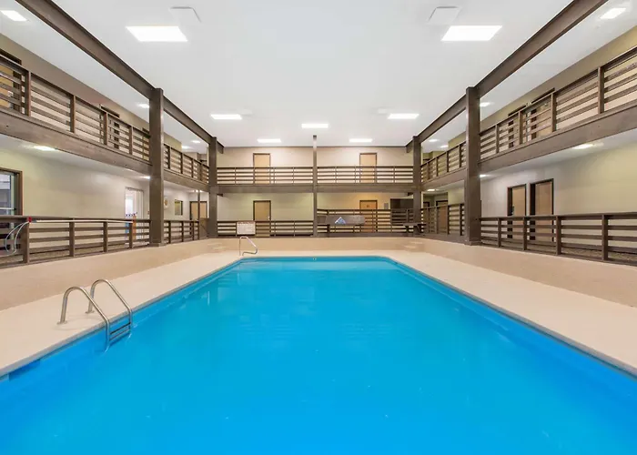 Grand Island Hotels With Pool