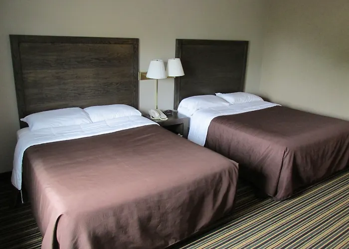 Marshfield Hotels With Pool