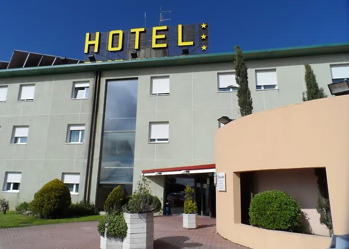 Villagonzalo Pedernales Hotels