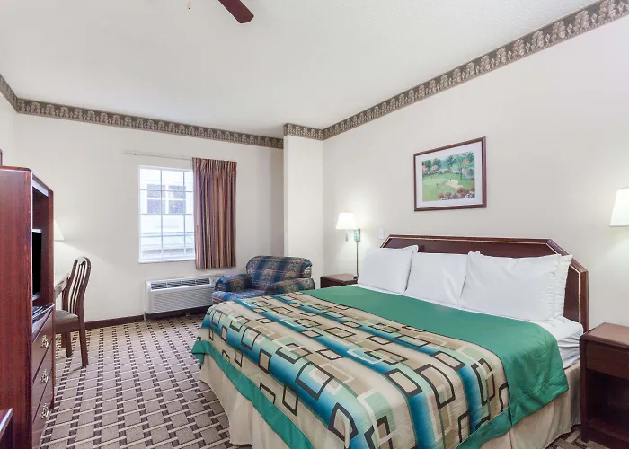 Days Inn & Suites By Wyndham Huntsville