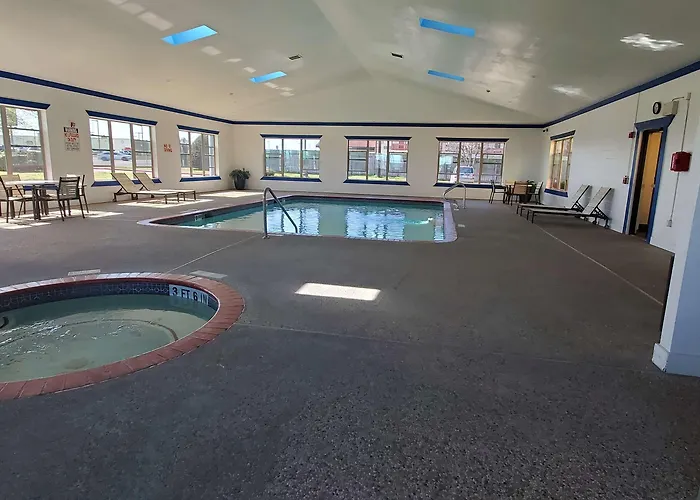 Madisonville Hotels