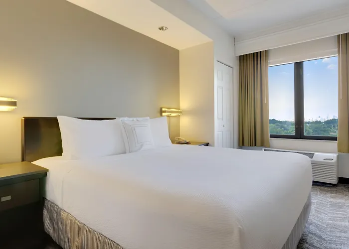 Newark Hotels With Pool