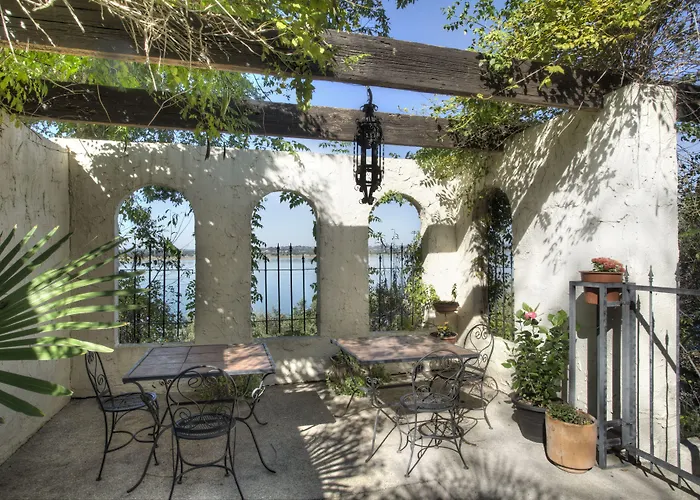 Lakehouse Bed And Breakfast