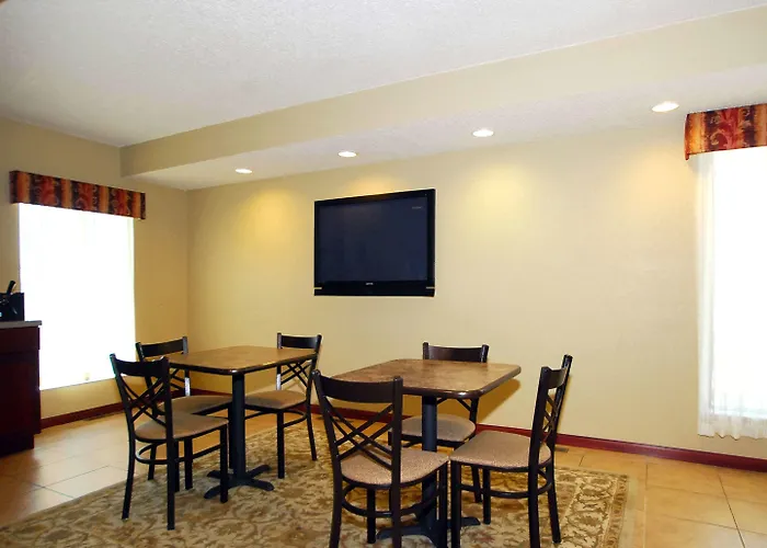 Econo Lodge Inn & Suites Kearney South