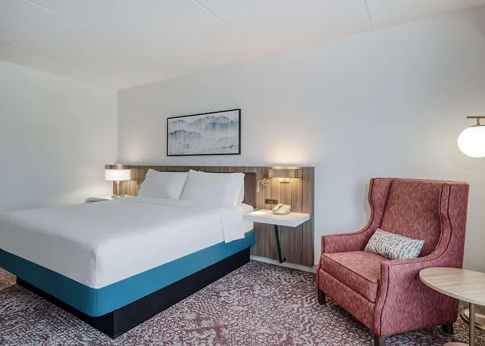 Clarksburg Hotels