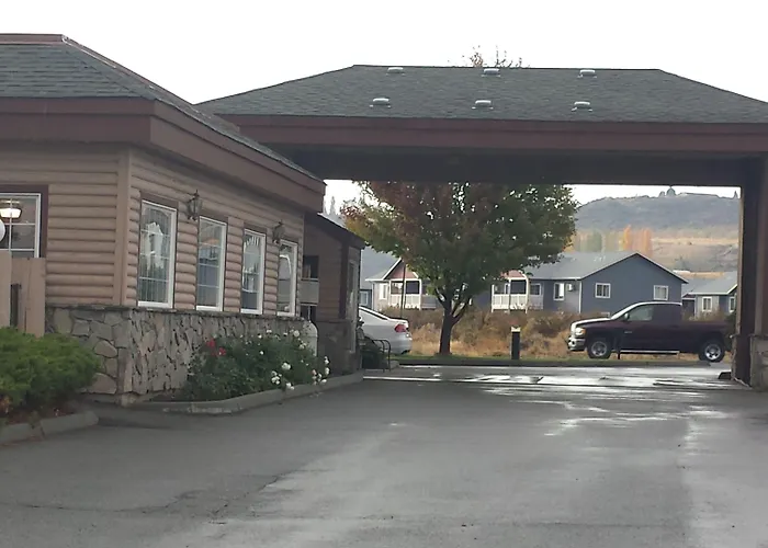 Omak Hotels