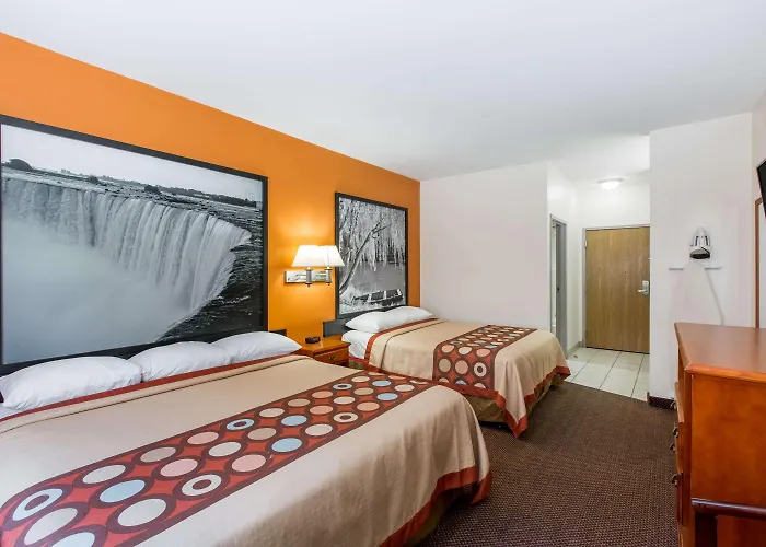 Super 8 By Wyndham Salina Hotel