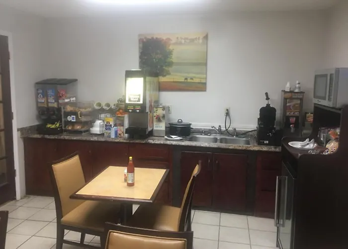 Hawkinsville Hotels