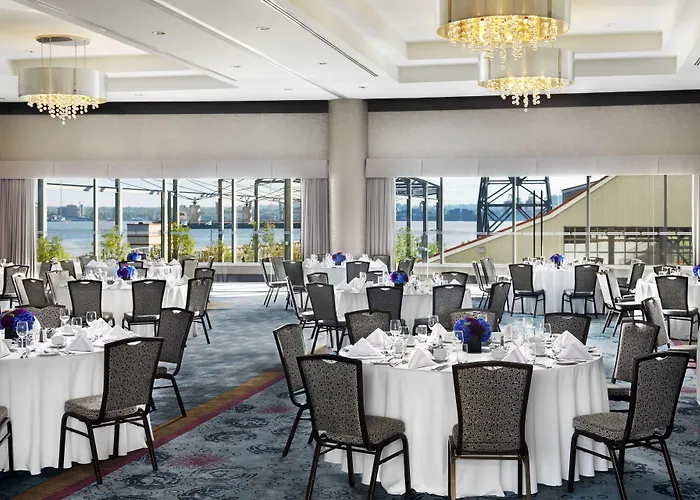 North Vancouver Hotels With Pool
