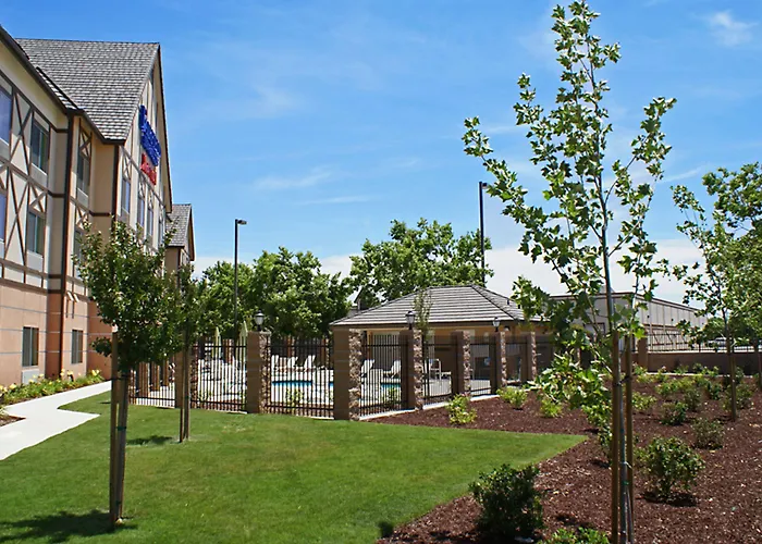 Kingsburg Hotels