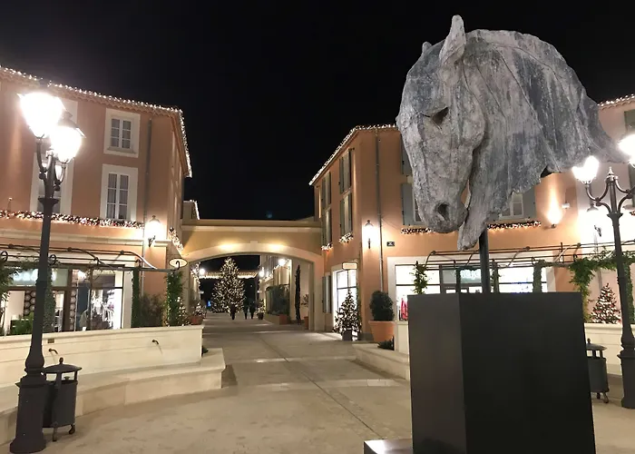 Hotel HubOne3 Istres
