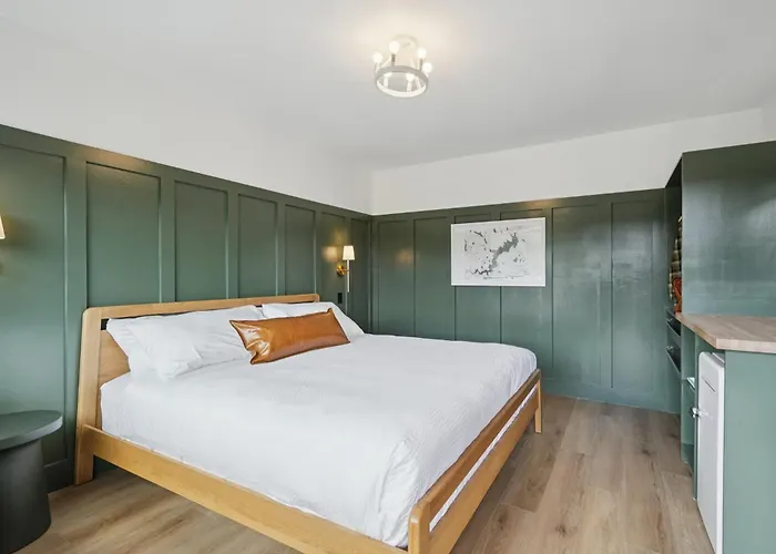 Lakeville Hotels