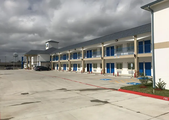 Deluxe Inn & Suites - Baytown