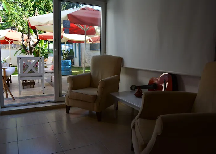 Mavi Butik Apart Çeşme