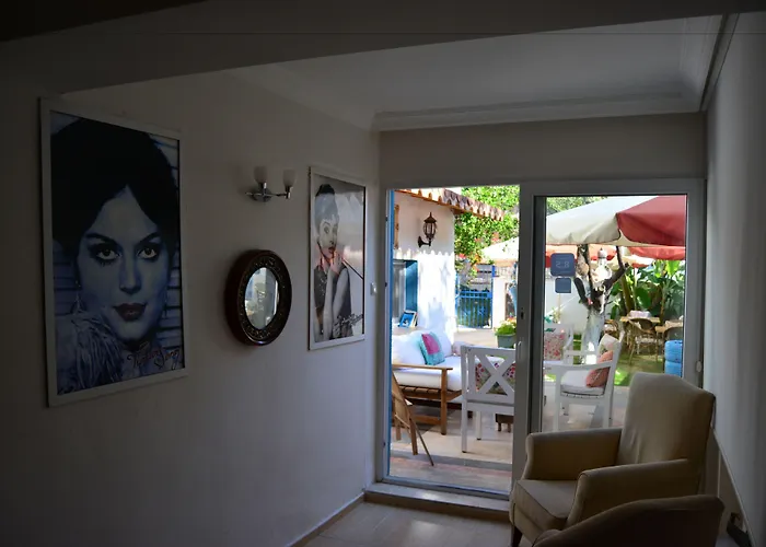 Mavi Butik Apart Çeşme