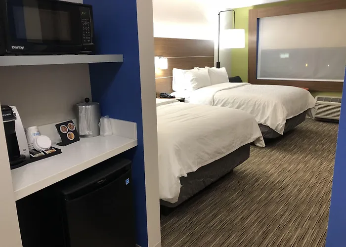 Racine Hotels With Pool