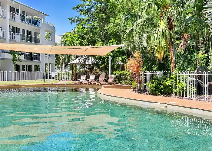Palm Cove Hotels