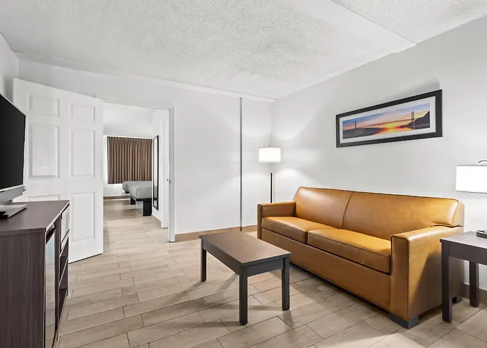 Quality Inn & Suites At Tropicana Field St. Petersburg
