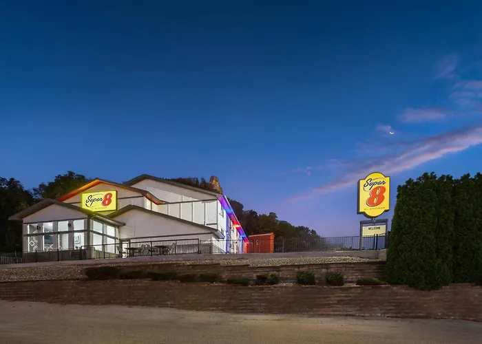 Super 8 By Wyndham Winona Mn Motel
