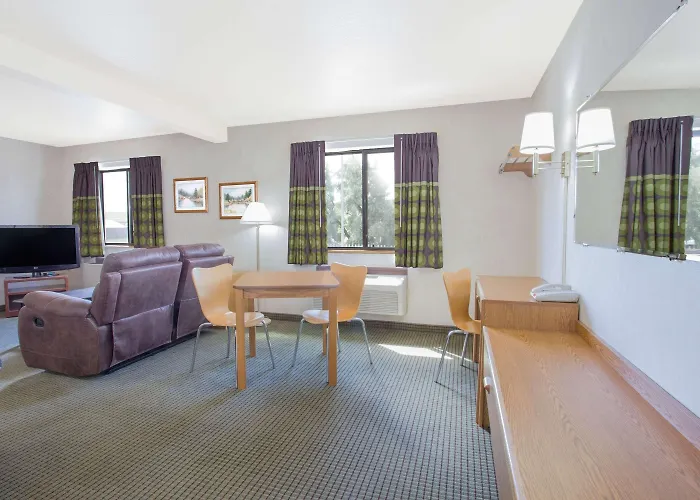 Super 8 By Wyndham Havre Hotel