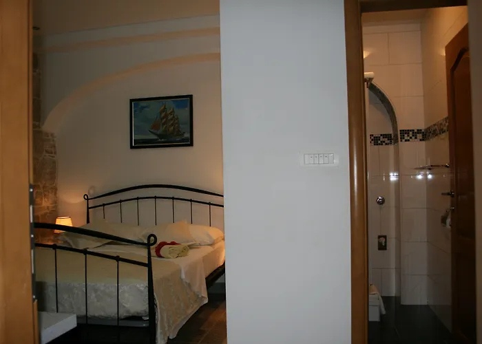 Rooms And Apartments Emily Split