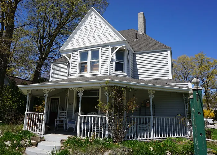 Charlevoix House - The Northside Bed & Breakfast