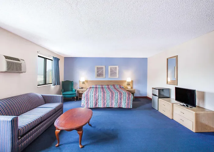 Super 8 By Wyndham Hot Springs Hotel