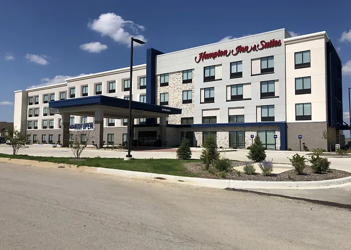 Pekin Hotels With Pool