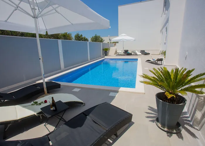 Necujam Hotels