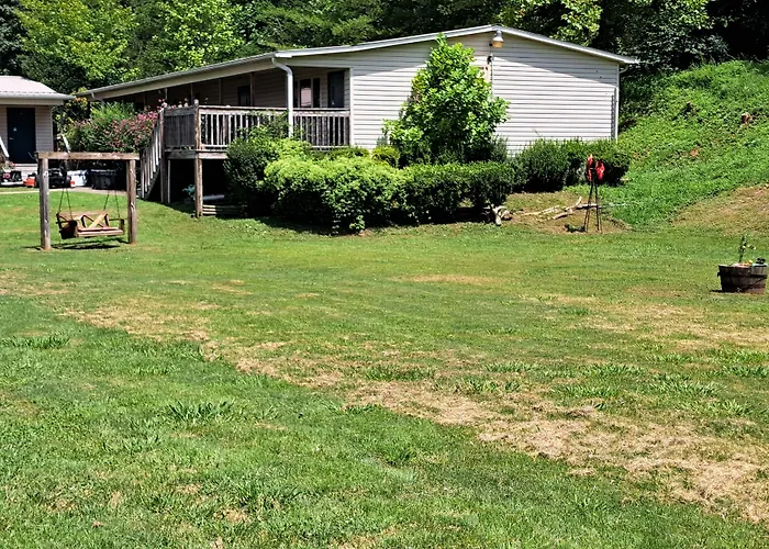 Blue Sky Inn: Pet-Friendly Oasis with Renovated Rooms
