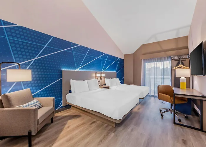 Lake Forest Hotels