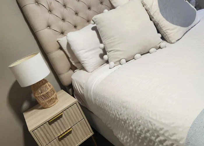 Leeton Hotels
