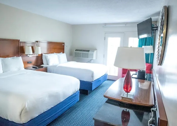 Put-in-Bay Hotels With Pool