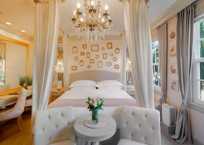 Hemingway Suites At Palm Beach Hotel Island