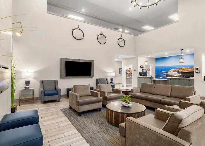 La Quinta By Wyndham Newport Hotel