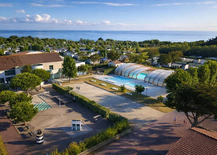 Hotel ULVF Les Beaupins à Saint-Denis-dʼOléron